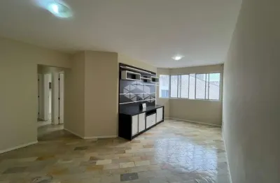 Apartamento semimobiliado com 3 quartos e sacada no estreito florianópolis