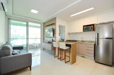 Apartamento semimobiliado com 3 quartos sendo 1 suíte 2 vagas de garagem e sacada com churrasqueira em jurerê florianópolis