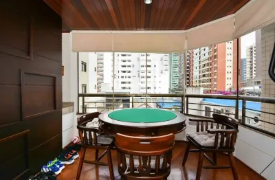 Apartamento amplo com 4 quartos sendo 1 suíte  2 vagas e sacada com churrasqueira no centro de florianópolis