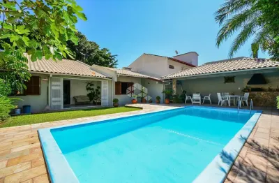 Casa semimobiliada com 3 quartos sendo 1 suíte 4 vagas piscina e churrasqueira no itaguaçu florianópolis