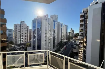 Apartamento semimobiliado com 3 quartos sendo 1 suíte 1 vaga de garagem e vista panorâmica no centro de florianópolis