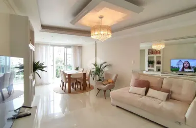 Apartamento mobiliado com 3 quartos sendo 1 suíte e vista para praça no centro de florianópolis