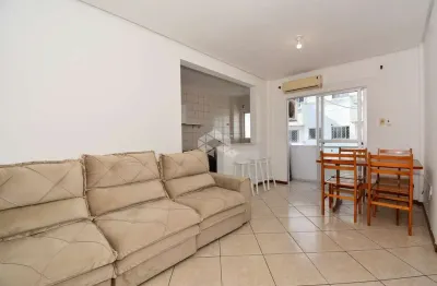 Apartamento duplex  mobiliado com 3 quartos sendo 1 suíte e 2 vagas de garagem na trindade florianópolis
