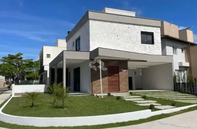 Casa com 3 suítes em condomínio fechado na cachoeira do bom jesus com infraestrutura completa e localização privilegiada