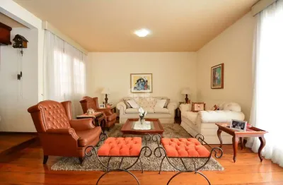 Casa com piscina e 3 quartos sendo 1 suíte e 7 vagas de garagem no bom abrigo