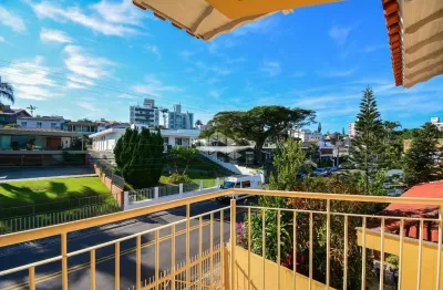 Casa com piscina e 3 quartos sendo 1 suíte e 7 vagas de garagem no bom abrigo