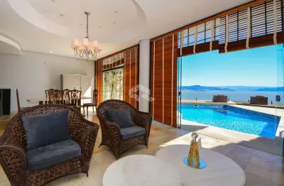 Casa com 4 quartos 2 suítes piscina vista mar e 5 vagas no centro de florianópolis