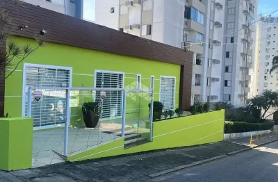 Casa comercial semimobiliada pronta para uso no centro de florianópolis