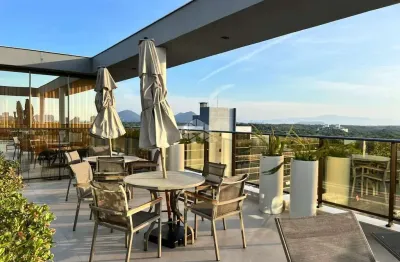 Apartamento com 2 quartos sendo 1 suíte 1 vaga de garagem e vista panorâmica em jurerê internacional florianópolis