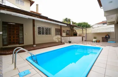 Casa 5 quartos 2 suítes piscina e 3 vagas na trindade florianópolis próxima à ufsc