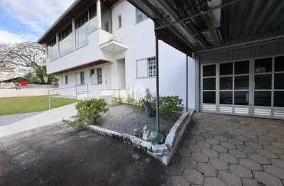Casa espaçosa 4 quartos 2 vagas 313m² terreno 190m² privativos no trindade florianópolis