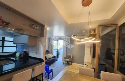 Apartamento semimobiliado com 2 quartos sendo 1 suíte.