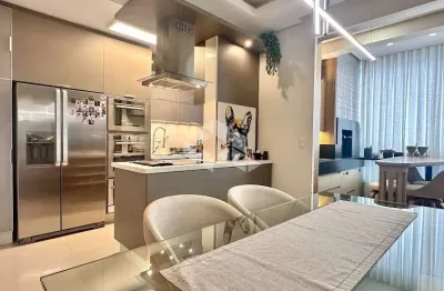 Apartamento mobiliado com 2 quartos sendo 1 suíte e 3 vagas de garagem no estreito florianópolis