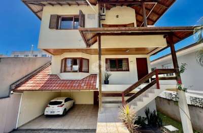 Casa ampla com 4 quartos 2 suítes e 2 vagas na trindade florianópolis