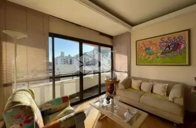 Apartamento com 3 dormitórios sendo 1 suíte, 1 vaga de garagem e vista panorâmica no centro de florianópolis