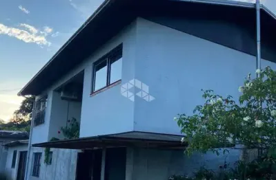 Casa grande, com ampla área externa, parreiral e vinícola, no interior de garibaldi