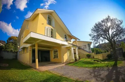 Casa de alto padrão, localizada em bairro nobre da cidade de garibaldi