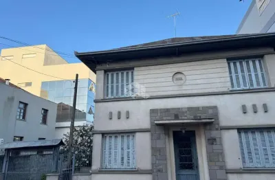 Casa histórica no coração de Garibaldi, em frente à Igreja Matriz