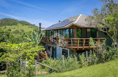 Casa de alto padrão em um condomínio de quatro casas com  04 dormitórios,sendo 03 suítes no morro da praia da ferrugem  , com vista espetacular.