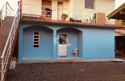 Casa em garopaba na praia da ferrugem à 500m do mar com 04 unidades independentes excelente oportunidade de gerar uma boa renda passiva.