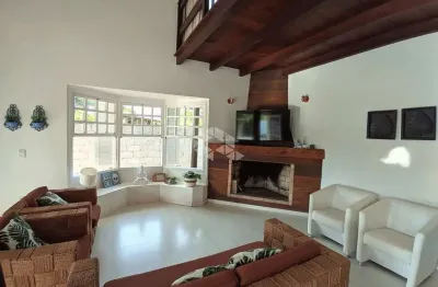 Casa/sobrado á venda  em garopaba na praia da ferrugem a 300 metros do mar.