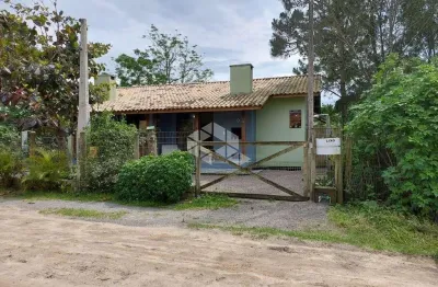 Casa à venda, em garopaba, com pé na areia na praia da  ferrugem.