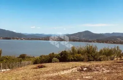 Terreno único com vista eterna para lagoa  de ibiraquera e seu por do sol encantador , com possibilidade de fazer uma escada de acesso e descer direto