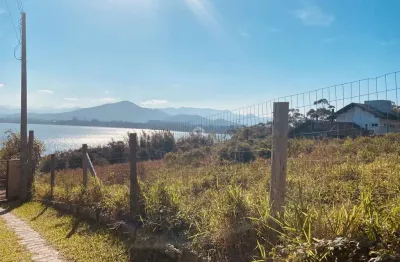 Terreno único com vista eterna para lagoa  de ibiraquera e seu por do sol encantador , com possibilidade de fazer uma escada de acesso e descer direto