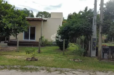 Casa com 02 quartos, 01 vagas e 104m² no canto sul da praia da ferrugem