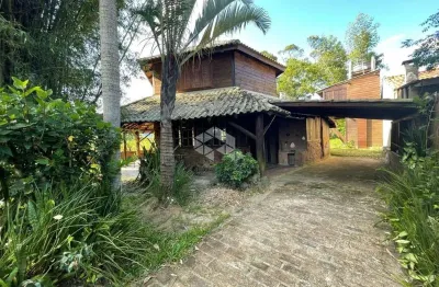 Casa com 1 dormitório, 1 vaga coberta, com 98,55 m² privativos em terreno de 490 m², na praia da barra garopaba sc