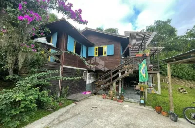 Casa com 2 quartos, 5 vagas, 115,35 m² privativos em 2.727,83 m² de área total, na encantada, garopaba sc