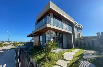 Casa alto padrão, com 3 dormitórios, 3 vagas, 149,31 m² construídos, no loteamento longaroni em garopaba sc