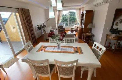 Apartamento com 03 dormitórios, 188,00m², 3 vagas, a poucos passos da rua coberta.