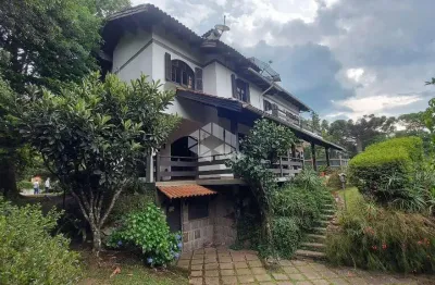 Casa de 400m², 03 dormitórios num terreno de 1.500m² no bairro bavária