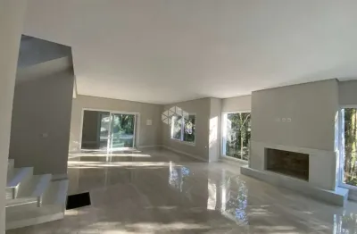 Casa nova em condomínio fechado na cidade de canela, com 321,00 m².