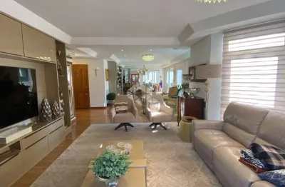 Apartamento 4 dormitórios/suítes, 215m², 3 vagas, a 50 metros da rua coberta de gramado