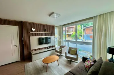 Apartamento 02 suítes, 147m² privativos, no centro de gramado, 2 vagas de garagem.