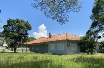 Casa a venda no bairro florida em guaíba. 5 dormitórios, 5 banheiros, sala de tv e sala de visitas. sala de jantar e cozinha integrados.