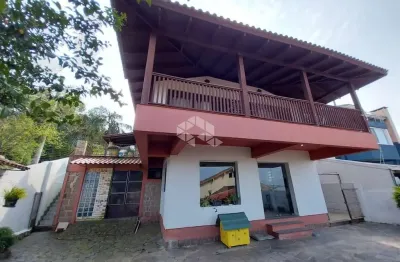 Casa com 2 quartos e 1 suíte com closet, 4 vagas de garagem com vista para o guaíba
