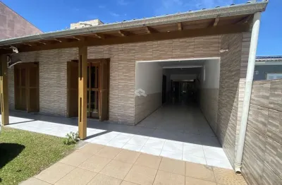 Casa à venda no bairro florida em guaíba, 181m2,  2 dormitórios, sala, sala de jantar e cozinha integrados, lavanderia e banheiro. conterreno 440m