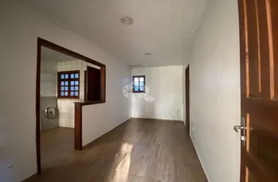 Casa à venda no bairro florida em guaíba. 2 dormitórios, sala, sala de jantar, cozinha, ampla área de serviço, banheiro e amplo jardim.