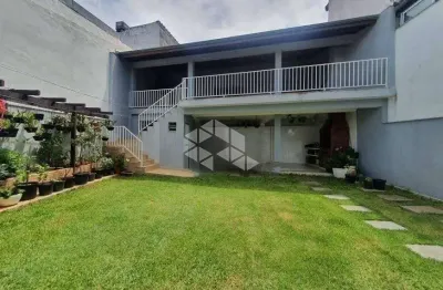 Sobrado na vila guilhermina com amplo quintal e 3 quartos