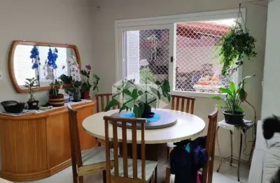 Casa sobrado com 3 dormitórios, sendo 1 suíte, cozinha planejada, sala de estar e jantar, pátio, churrasqueira. bairro marechal rondon- canoas