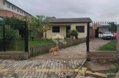 Casa térrea com três dormitórios em  amplo terreno de 680m2.