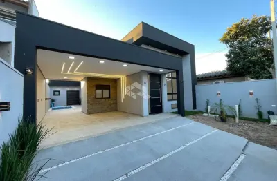 Casa térrea, 3 suítes, espaço gourmet com churrasqueira e piscina, 4 vagas de garagem. sapucaia do sul