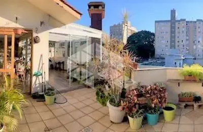 Cobertura 2d com 2 garagens, terraço amplo e elevador no bairro higienópolis próximo ao zaffari , carlos gomes e plínio brasil milano