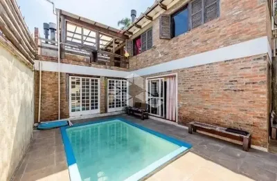 Casa com 4 dormitórios, piscina, sala de jogos, churrasqueira, lareira e vista para o guaíba!