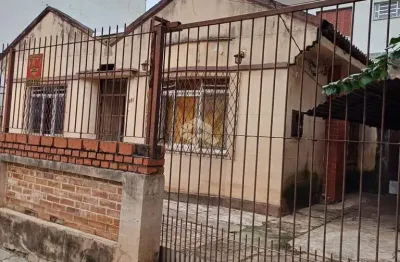 Casa térrea com terreno de 227,00m² próximo do shopping praia de belas no bairro menino deus.