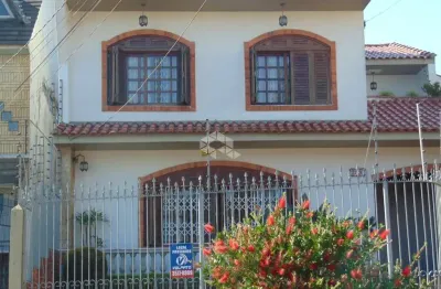 Casa comhttps://login.novovista.com.br/vista#grupo268g4h21324c84f três pavimentos, no bairro cavalhada entre a otto, e vicente monteggia
