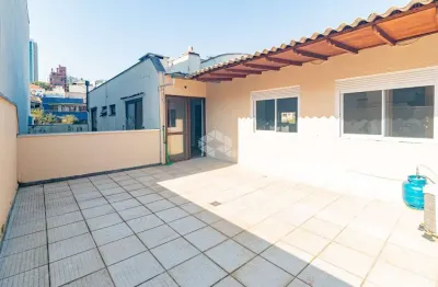 Cobertura de 3 dormitórios com garagem e área externa no bairro auxiliadora próximos as av. plínio brasil milano, carlos gomes e 24 de outubro